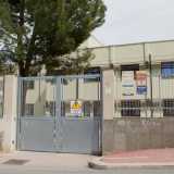 Usciamo dall'angusta catacomba per andare a esplorare l'ipogeo del Cerbero, dislocato sotto il liceo "Enrico Fermi". Ancora una volta c'� l'indispensabile segnale esplicativo, stavolta attaccato accanto al cancello dell'atrio dell'istituto, ad avvisare gli estranei del ritrovamento
